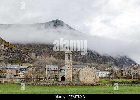 Römische Kirche von Sant Feliu in Barruera, (Katalonien - Spanien). Dies ist eine der neun Kirchen, die zum UNESCO-Weltkulturerbe gehört. Stockfoto