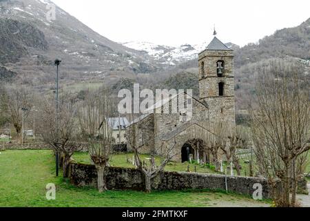 Römische Kirche von Sant Feliu in Barruera, (Katalonien - Spanien). Dies ist eine der neun Kirchen, die zum UNESCO-Weltkulturerbe gehört. Stockfoto