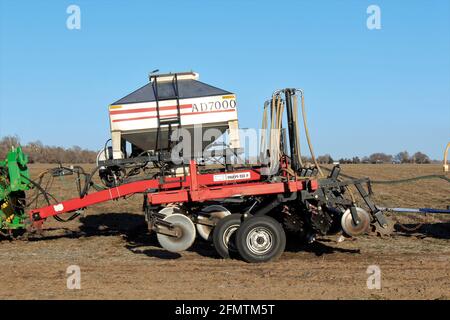 Farm Equipment in einem Farmfeld in Kansas mit blauem Himmel. Stockfoto