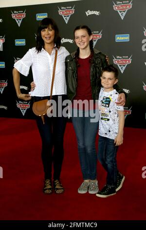 LOS ANGELES - 10. JUNI: Catherine Bell, Gemma Beason, Ronan Beason bei der Premiere von „Cars 3“ im Anaheim Convention Center am 10. Juni 2017 in Anaheim, CA Stockfoto