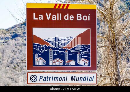 Straßenschild mit Hinweis auf den Eingang zum Vall de Boi, das 2000 zu seinen 9 romanischen Kirchen zum Erbe der Demut erklärt wurde Stockfoto