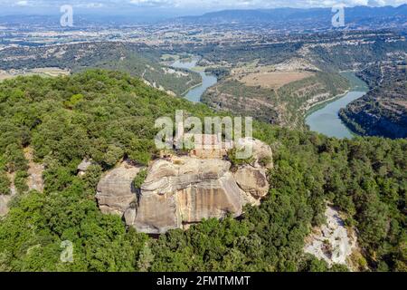 Sant Feliu de Savassona ist eine romanische Kirche in Tavernoles (Osona), die im Inventar des architektonischen Erbes Kataloniens enthalten ist. Spanien Stockfoto