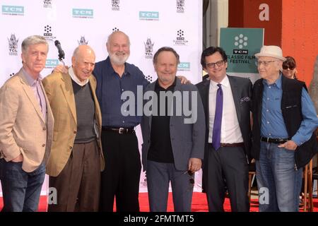 LOS ANGELES - APR 7: Tom Bergeron, Carl Reiner, Rob Reiner, Billy Crystal, Ben Mankiewicz, Norman Lear bei der Carl und Rob Reiner Hand and Footprint Zeremonie im TCL Chinese Theatre IMAX am 7. April 2017 in Los Angeles, CA Stockfoto