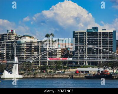 Die Goodwill-Fußgänger- und Fahrradbrücke, die den Fluss überspannt Die South Bank Parklands and Gardens liegen im Geschäftsviertel In Brisbane QLD Australien Stockfoto