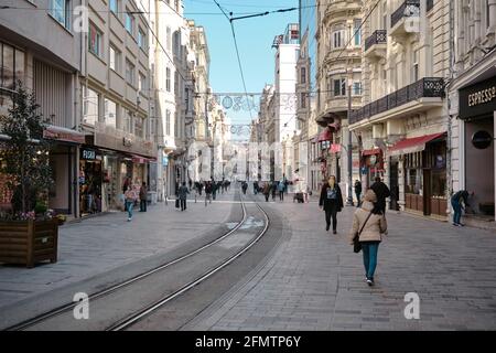 istiklal Straße in den frühen Morgenstunden und ist nicht überfüllt Wie üblich aufgrund der Pandemie-Schutz und Menschen mit Medizinische Maske Stockfoto