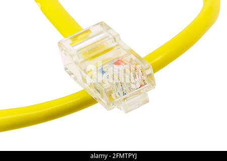 Gelbe Netzwerkkabel mit geformten RJ45-Stecker auf weißen Hintergrund isoliert. Stockfoto