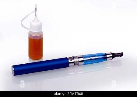 große e-Zigaretten, isoliert auf weiss Stockfoto