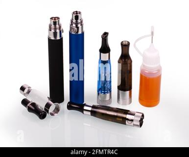 große e-Zigaretten, isoliert auf weiss Stockfoto