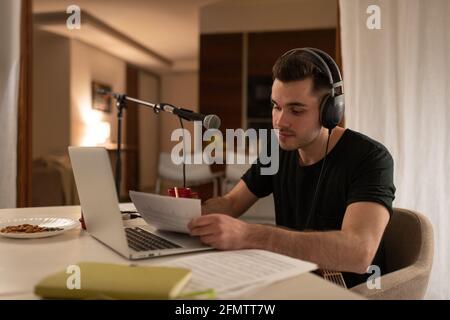 Mann, der im Heimstudio einen Song schreibt Stockfoto