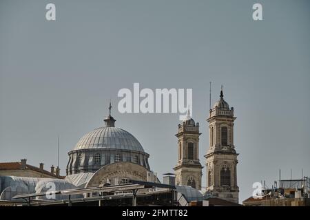 istanbul einer der bekanntesten Platz des taksim Platz an sonnigen Tagen. Die Kirche der Heiligen Dreifaltigkeit (Hagia Triada) und ihre prächtige Kuppel Stockfoto