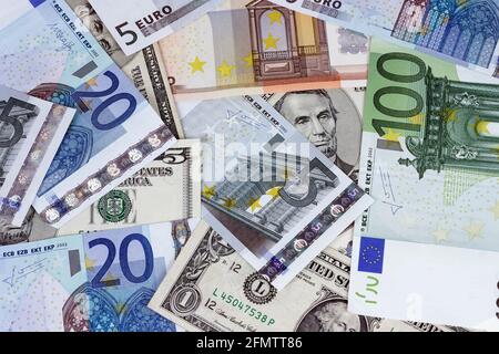 Bill of former U.S. President. Abraham Lincoln fünf-Dollar-Rechnung kombiniert mit Rechnungen Euro Stockfoto