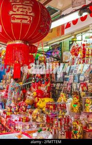 Bangkok Thailand 22. Mai 2018 Goldene chinesische Katze Souvenirs im Souvenirladen in Bangkok Thailand. Stockfoto