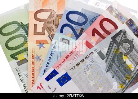 Nahaufnahme des Lüfters von 5, 10, 20, 50, 100, Euro-Banknoten auf weißem Hintergrund Stockfoto