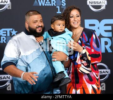 LOS ANGELES - JUN 25: DJ Khaled, Asahd Tuck Khaled, Nicole Tuck bei den BET Awards 2017 im Microsoft Theater am 25. Juni 2017 in Los Angeles, CA Stockfoto