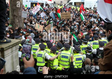 LONDON, ENGLAND, 11. MAI 2021: Demonstranten aus dem freien Palästina treffen bei der Demonstration von Save Sheikh Jarrah in Whitehall, London, auf die Polizei. (Kredit: Lucy North, Mi News) Kredit: MI Nachrichten & Sport /Alamy Live News Stockfoto