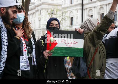 LONDON, ENGLAND, 11. MAI 2021: Demonstranten aus dem freien Palästina treffen bei der Demonstration von Save Sheikh Jarrah in Whitehall, London, auf die Polizei. (Kredit: Lucy North, Mi News) Kredit: MI Nachrichten & Sport /Alamy Live News Stockfoto