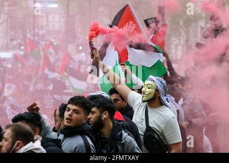 LONDON, ENGLAND, 11. MAI 2021: Demonstranten aus dem freien Palästina treffen bei der Demonstration von Save Sheikh Jarrah in Whitehall, London, auf die Polizei. (Kredit: Lucy North, Mi News) Kredit: MI Nachrichten & Sport /Alamy Live News Stockfoto