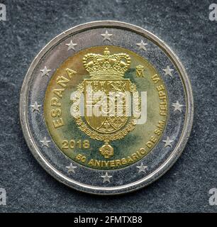 Nationale Seite der zwei-Euro-Münze, die von Spanien auf schwarzem Hintergrund ausgegeben wurde. Special Edition 50. Jahrestag des Königs, der durch seine vertreten wird Stockfoto
