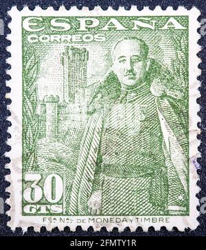 SPANIEN - UM 1948: Eine in Spanien gedruckte Briefmarke zeigt General Franco und Castillo de la Mota, um 1948. Stockfoto