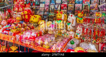 Bangkok Thailand 22. Mai 2018 Goldene chinesische Katze Souvenirs im Souvenirladen in Bangkok Thailand. Stockfoto