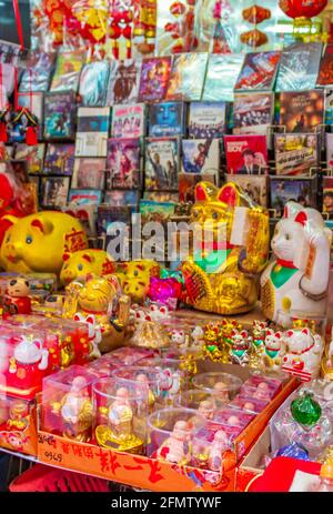 Bangkok Thailand 22. Mai 2018 Goldene chinesische Katze Souvenirs im Souvenirladen in Bangkok Thailand. Stockfoto