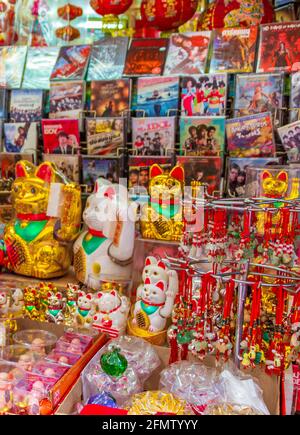 Bangkok Thailand 22. Mai 2018 Goldene chinesische Katze Souvenirs im Souvenirladen in Bangkok Thailand. Stockfoto