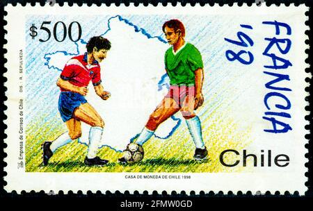 Chile - um 1998: Abgesagte Briefmarke, gedruckt von Chile, zeigt zwei Fußballsportler aus der Serie, die der Weltmeisterschaft Frankreich 98 gewidmet ist, um 199 Stockfoto