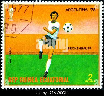 ÄQUATORIALGUINEA - UM 1977: Eine in Äquatorialguinea gedruckte Marke aus der Ausgabe ' Football World Cup, Argentina 1978' zeigt Beckenbauer, um 197 Stockfoto
