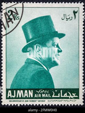 AJMAN - UM 1967: Die von Ajman gedruckte Briefmarke zeigt den amerikanischen Präsidenten John Fitzgerald Kennedy. 1917-1963 Stockfoto