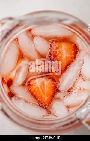 Blick von oben auf einen Krug mit vereister Erdbeer-Limonade Stockfoto