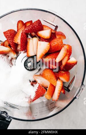 Erdbeeren und Zucker im Mixer Stockfoto