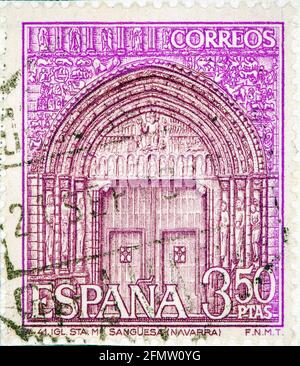 SPANIEN, UM 1968: Eine in Spanien gedruckte Marke zeigt Portal of St. Mary's Church, Sanguesa, Navarra, Spanien, um 1968 Stockfoto
