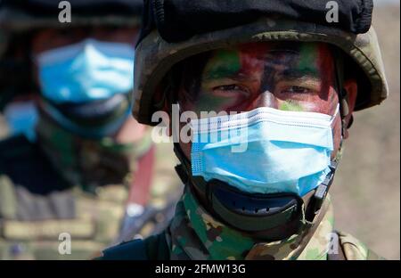 Smardan-Schießstand, Rumänien. Mai 2021. Soldaten nehmen am 11. Mai 2021 an einer gemeinsamen Militärübung in der Feuerungskette Smardan im Südosten Rumäniens Teil. Die Präsidenten Rumäniens und Polens nahmen am Dienstag an der gemeinsamen Militärübung im Rahmen der „Justice Sword 21“-Übungen im Smardan-Schießbereich Teil, so eine Pressemitteilung der rumänischen Präsidialverwaltung. Quelle: Cristian Cristel/Xinhua/Alamy Live News Stockfoto
