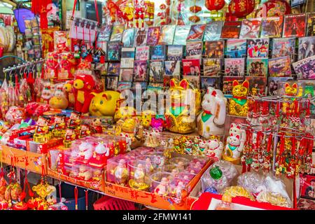 Bangkok Thailand 22. Mai 2018 Goldene chinesische Katze Souvenirs im Souvenirladen in Bangkok Thailand. Stockfoto
