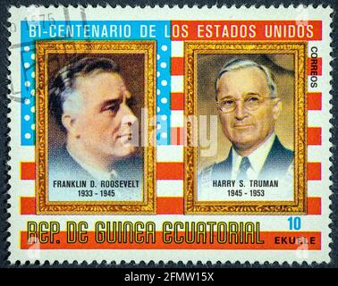 ÄQUATORIALGUINEA - UM 1975: Eine 0.10-ekuele-Marke, gedruckt in der Republik Äquatorialguinea, zeigt Präsidenten der USA Franklin D. Roosevelt und Stockfoto