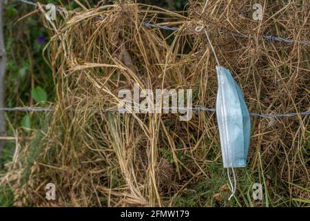 Chirurgische Maske Verschmutzung, schlecht für die Umwelt und Ökologie Stockfoto