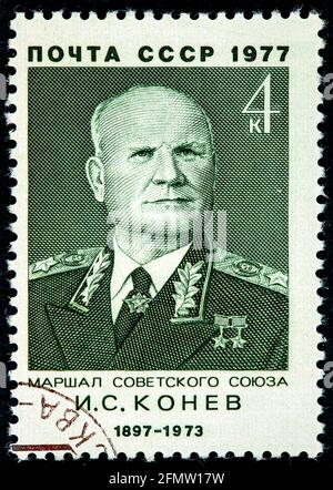 SOWJETUNION - UM 1977: Eine in der UdSSR gedruckte Briefmarke zeigt den Marschall der Sowjetunion I.S. Koniev 1897-1973 aus der Serie Sowjetisches Militärkomitee Stockfoto