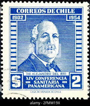 CHILE - UM 1956: Eine in Chile gedruckte Briefmarke zeigt Dr. Alejandro del Rio auf der XIV Panamerikanischen Gesundheitskonferenz, um 1956 Stockfoto