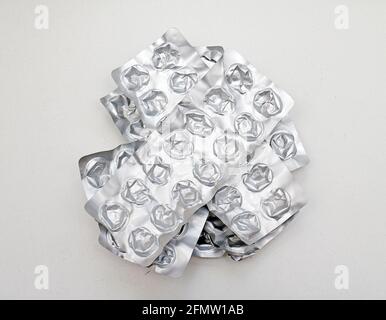 Gebrauchte Silber Medizin Pillen Blasen Haufen auf weißem Hintergrund Stockfoto