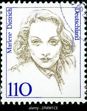 DEUTSCHLAND - UM 1986: Eine in DEUTSCHLAND gedruckte Briefmarke zeigt ein Porträt von Marlene Dietrich aus der Serie 'Famous Women' um 1986 Stockfoto