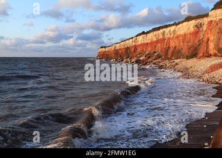 Alte Hunstanton Klippen, gestreift, Flut, Wellen, Norfolk, England Stockfoto