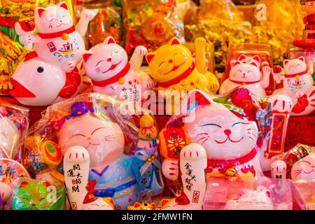 Bangkok Thailand 22. Mai 2018 Goldene chinesische Katze Souvenirs im Souvenirladen in Bangkok Thailand. Stockfoto