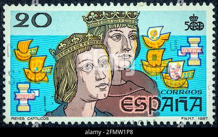 SPANIEN - UM 1987: Eine in Spanien gedruckte Briefmarke zeigt den 100. Jahrestag der Entdeckung Amerikas mit den Bildern der katholischen Könige Stockfoto