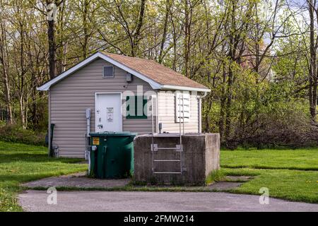 Außerhalb einer sanitären Abwasserpumpstation in St. Thomas, Ontario, Kanada. Mai 2021. Stockfoto