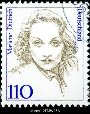 DEUTSCHLAND - UM 1986: Eine in DEUTSCHLAND gedruckte Briefmarke zeigt ein Porträt von Marlene Dietrich aus der Serie 'Famous Women' um 1986 Stockfoto