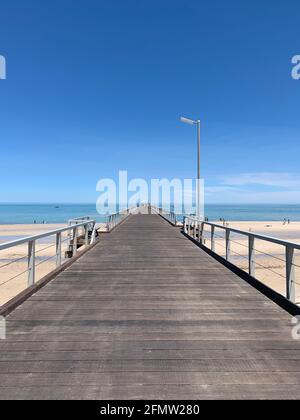 Long Jetty reicht auf einem Clear zum Horizont hinaus Sommertag in Südaustralien Stockfoto