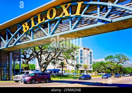 Der Verkehr fährt auf dem Highway 90 unter einem Biloxi-Schild auf einer Fußgängerbrücke, 8. Mai 2021, in Biloxi, Mississippi. Stockfoto