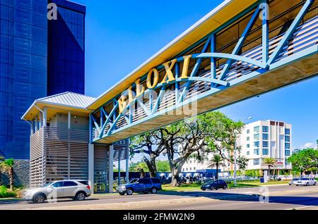 Der Verkehr fährt auf dem Highway 90 unter einem Biloxi-Schild auf einer Fußgängerbrücke, 8. Mai 2021, in Biloxi, Mississippi. Stockfoto