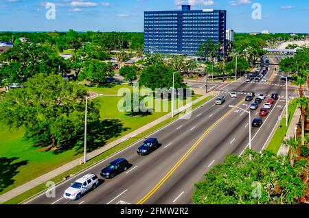 Der Verkehr fährt auf dem Highway 90 vorbei am Biloxi Town Green und Hotel Legends, 8. Mai 2021, in Biloxi, Mississippi. Stockfoto