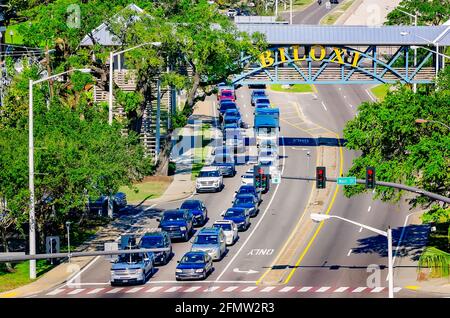 Der Verkehr fährt auf dem Highway 90 unter einem Biloxi-Schild auf einer Fußgängerbrücke, 8. Mai 2021, in Biloxi, Mississippi. Stockfoto